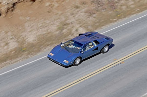 На пръв поглед Countach би бил ужасна кола за бягство. Слаба видимост, трудно влизане и излизане, няма къде да скриеш плячката. И все пак Lamborghini се превърна в едно от превозните средства, предпочитани от търговците на наркотици през 80-те години. По онова време шофьорите на Countach можеха да бъдат намерени от двете страни на закона. 

Политиката на полицията на Флорида беше за използване на конфискувани зверове. Така някои ченгета от 80-те години наистина караха екзотичната за таи професия кола. Не само онези от телевизионни хитове като Miami Vice.
